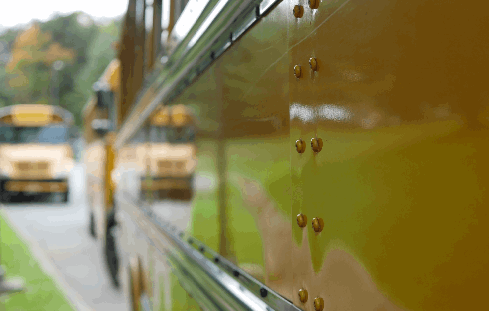 IZBEGNUTA POTENCIJALNA NESREĆA: Vozaču autobusa pozlilo, tinejdžer preuzeo volan kod Iriga